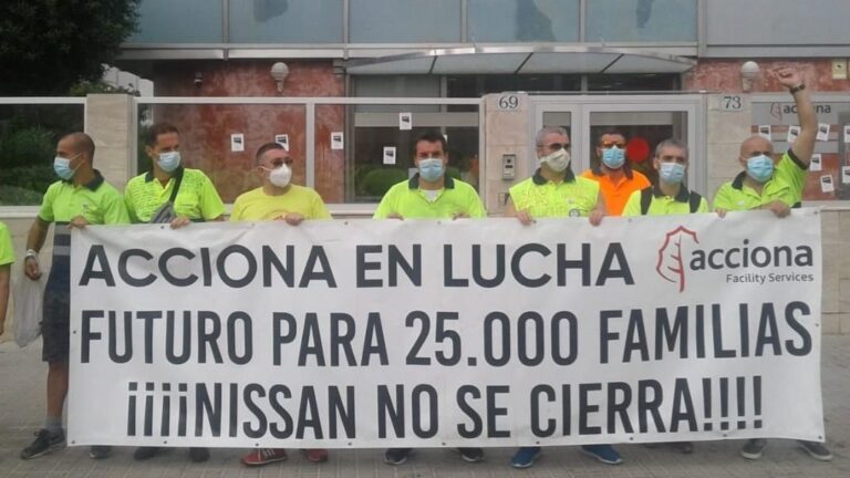 Trabajadores de Acciona subcontratados por Nissan protestan recientemente contra el cierre de la automovilística