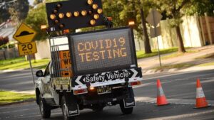 Una señal que indica la realización de pruebas de COVID-19 en Melbourne, Australia