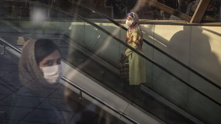 Personas con mascarilla en una estación del metro de Teherán
