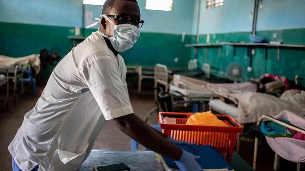 Un trabajador sanitario en un hospital en Somalia durante la pandemia de COVID-19