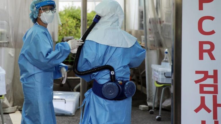 Personal sanitario se prepara para realizar pruebas de COVID-19 en Corea del Sur