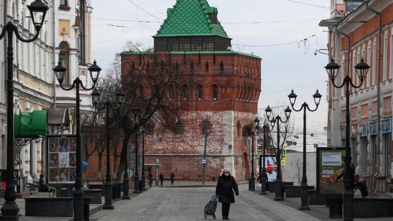 Una mujer con mascarilla en, Nizhni Novgorod