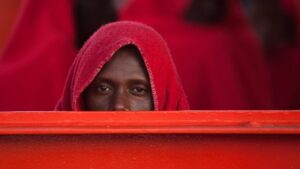 Un migrante africano trasladado por Salvamento Marítimo al puerto de Málaga mediterraneo inmigrantes patera