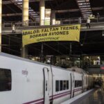Acción "faltan trenes, sobran aviones" 20/08/2020.Activistas de Greenpeace han desplegado esta mañana una pancarta sobre las vías de Atocha para denunciar la falta de trenes en un verano marcado por la COVID-19.