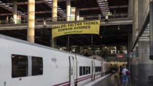 Acción "faltan trenes, sobran aviones" 20/08/2020.Activistas de Greenpeace han desplegado esta mañana una pancarta sobre las vías de Atocha para denunciar la falta de trenes en un verano marcado por la COVID-19.