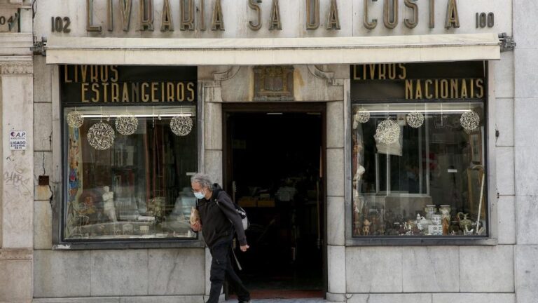 Un hombre con mascarilla en Lisboa