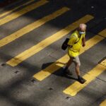 Un hombre cruza un paso de peatones en China