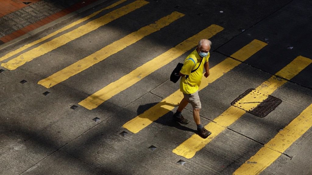 Un hombre cruza un paso de peatones en China