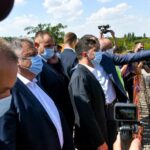 Volodimir Zelenski visita un puente en construcción en Zaporiyia