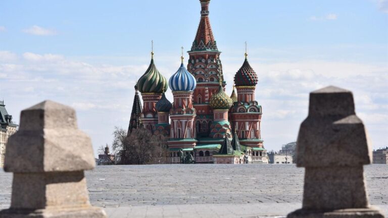 La Plaza Roja de Moscú con San Basilio al fondo