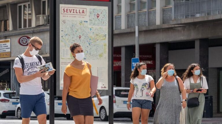 Turistas en Sevilla. coronavirus mascarillas