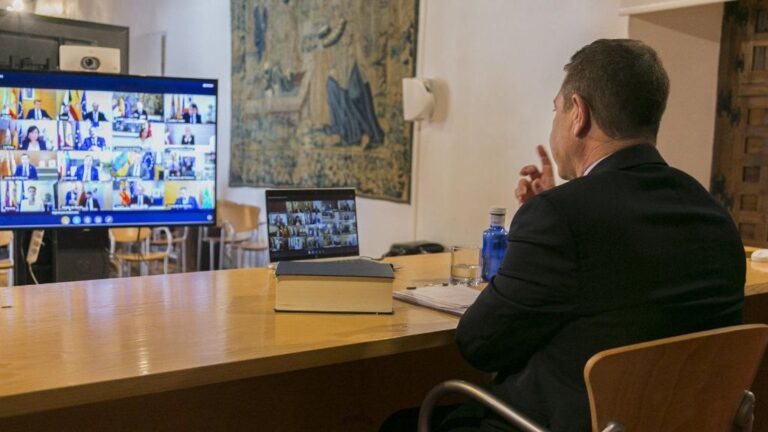 El presidente de C-LM, Emiliano García-Page, en videoconferencia con presidentes autonómicos