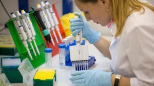 Una investigadora rusa trabaja en la vacuna contra la COVID-19 rusia