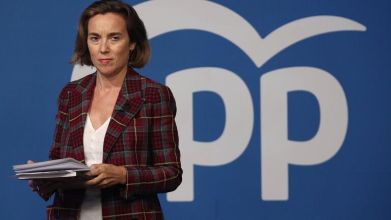 La vicesecretaria de Política Social del PP, Cuca Gamarra, momentos antes de ofrecer una rueda de prensa en la sede nacional del partido