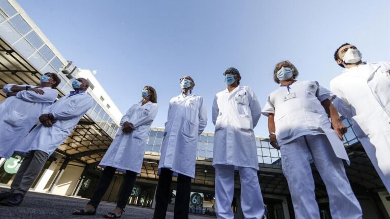 El equipo médico del INMI Lazzaro Spallanzani en el que se está desarrollando la vacuna italiana contra la COVID-19