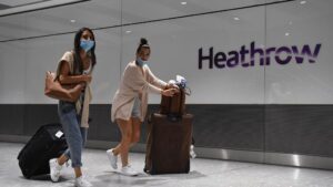 Dos pasajeras con mascarilla en el aeropuerto de Heathrow, en Londres