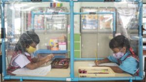 Medidas de distanciamiento en una escuela de Bangkok tailandia
