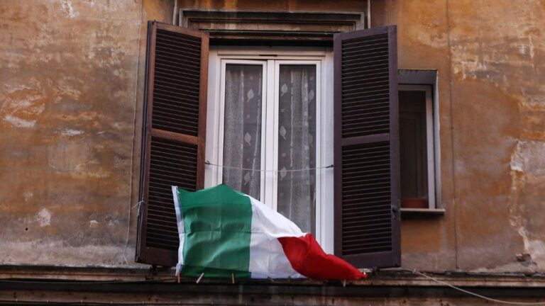 Una bandera de Italia en una ventana