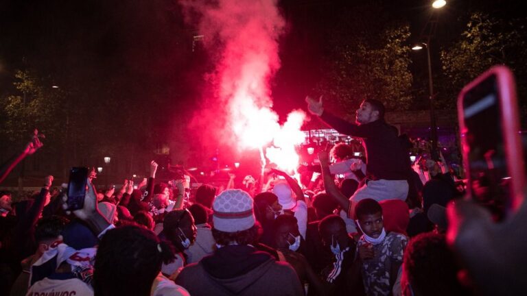 Un grupo de hinchas del PSG con bengalas en las concentraciones que derivaron en disturbios en París tras la derrota del PSG