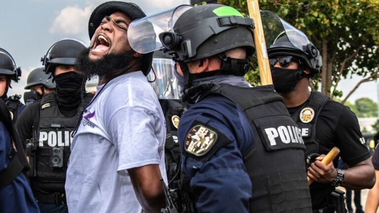 Uno de los manifestantes detenidos durante las protestas por el asesinato de la mujer afroamericana Breonna Taylor a manos de la Policía