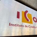Placa con el logo del ICO (Instituto del Crédito Oficial), en una de las puertas de acceso de la sede, en el Paseo del Prado de Madrid (España)
