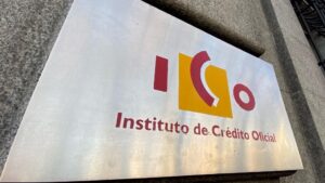 Placa con el logo del ICO (Instituto del Crédito Oficial), en una de las puertas de acceso de la sede, en el Paseo del Prado de Madrid (España)