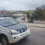 Un vehículo de la Guardia Civil,en las inmediaciones del CETI de Melilla
