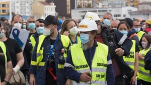 Trabajadores de Alcoa caminan por la calle con una pancarta en la que se lee 'Sen Industria Non Hay Futuro', durante una nueva manifestación en Foz, Lugo, Galicia