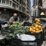 Personas comprando frutas y verduras en la capital de Líbano, Beirut