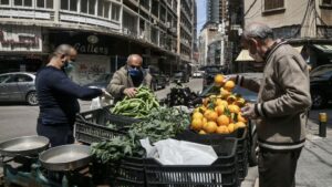 Personas comprando frutas y verduras en la capital de Líbano, Beirut