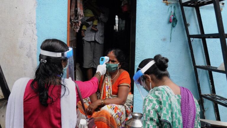 Trabajadoras sanitarias durante una campaña de test de COVID-19 puerta a puerta en Bombay