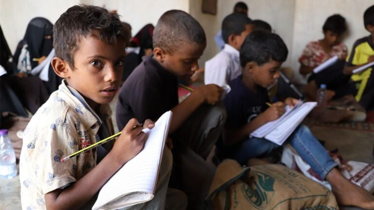 Un grupo de niños asiste a una escuela situada en la provincia de Hajjah, en el noroeste de Yemen