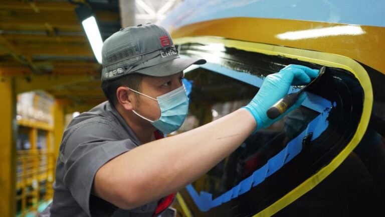 Un técnico trabaja en la fabricación de un tren de alta velocidad en una fábrica de la ciudad de Tangshan, en la provincia de Hebei, en el norte de China