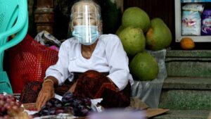 Una mujer con mascarilla en un mercado de Rangún