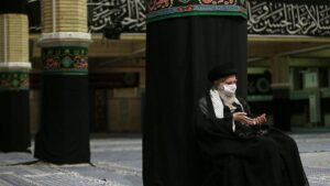 El líder supremo de Irán, el ayatolá Alí Jamenei, con mascarilla