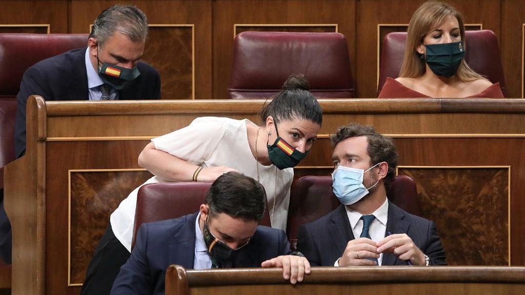 El presidente de Vox, Santiago Abascal, junto a Iván Espinosa de los Monteros y Macarena Olona en el Congreso