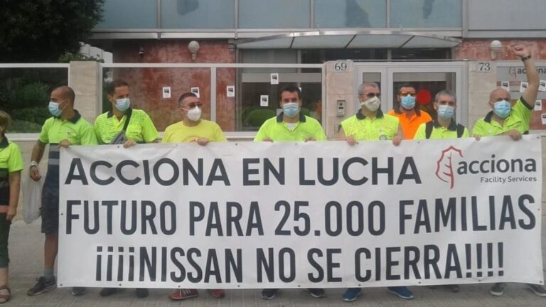 Trabajadores de Acciona subcontratados por Nissan protestan recientemente contra el cierre de la automovilística