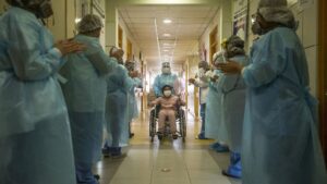 Enfermeras aplauden a una niña de 10 años que ha superado la COVID-19 en Perú