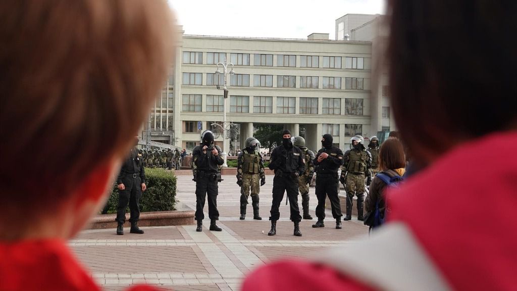 Miembros de las fuerzas especiales de la Policía de Bielorrusia durante una protesta en la Plaza de la Independencia de Minsk