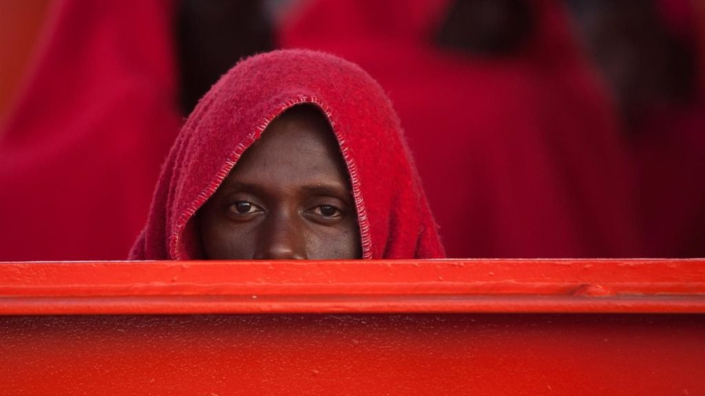 Un migrante africano trasladado por Salvamento Marítimo al puerto de Málaga mediterraneo inmigrantes patera