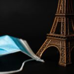 Un souvenir de la Torre Eiffel junto a una mascarilla quirúrgica