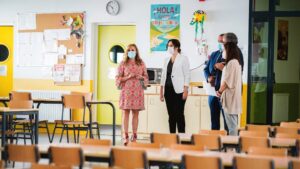 Díaz Ayuso visita el colegio público El Bercial de Getafe y sus adaptaciones ante el covid-19 para el inicio de curso