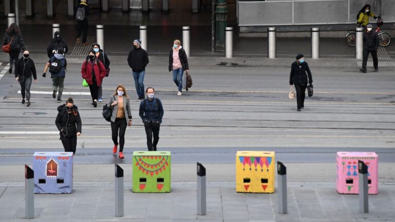 Ciudadanos con mascarilla en Melbourne (Australia)