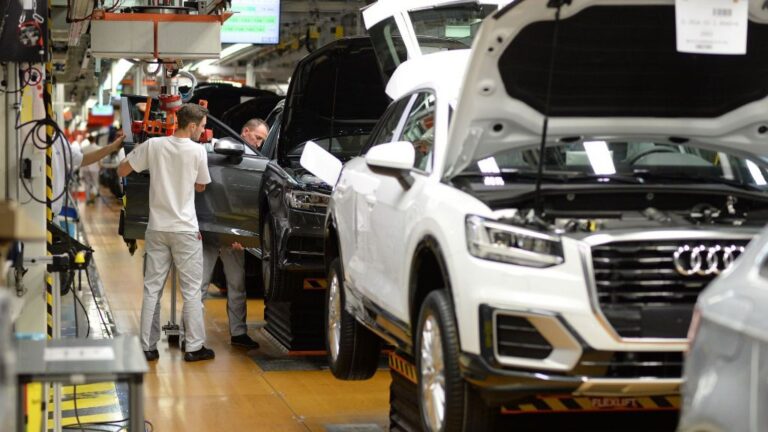 rabajadores en una fábrica de Audi