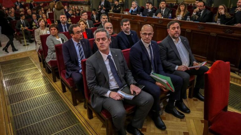 Los doce líderes independentistas acusados por el proceso soberanista catalán que derivó en la celebración del 1-O y la declaración unilateral de independencia de Cataluña (DUI), en el banquillo del Tribunal Supremo al inicio del juicio del "procés&a