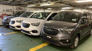 Vehículos preparados para exportación en la planta del Grupo PSA en Vigo (Opel/Peugeot)