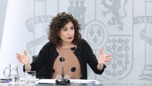 La ministra portavoz y de Hacienda, María Jesús Montero, durante su comparecencia en rueda de prensa posterior al Consejo de Ministros celebrado en Moncloa, Madrid (España), a 30 de junio de 2020
