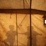 Sombras de dos niños refugiados en el campamento de Idomeni, en Grecia