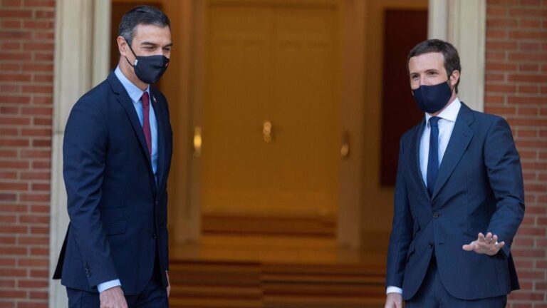El presidente del Gobierno, Pedro Sánchez (i) y el presidente del PP, Pablo Casado, posan en el Palacio de Moncloa, antes del inicio de su reunión, en Madrid (España), a 2 de septiembre de 2020