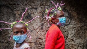 Dos niñas con mascarilla y peinados de 'coronavirus' en Nairobi